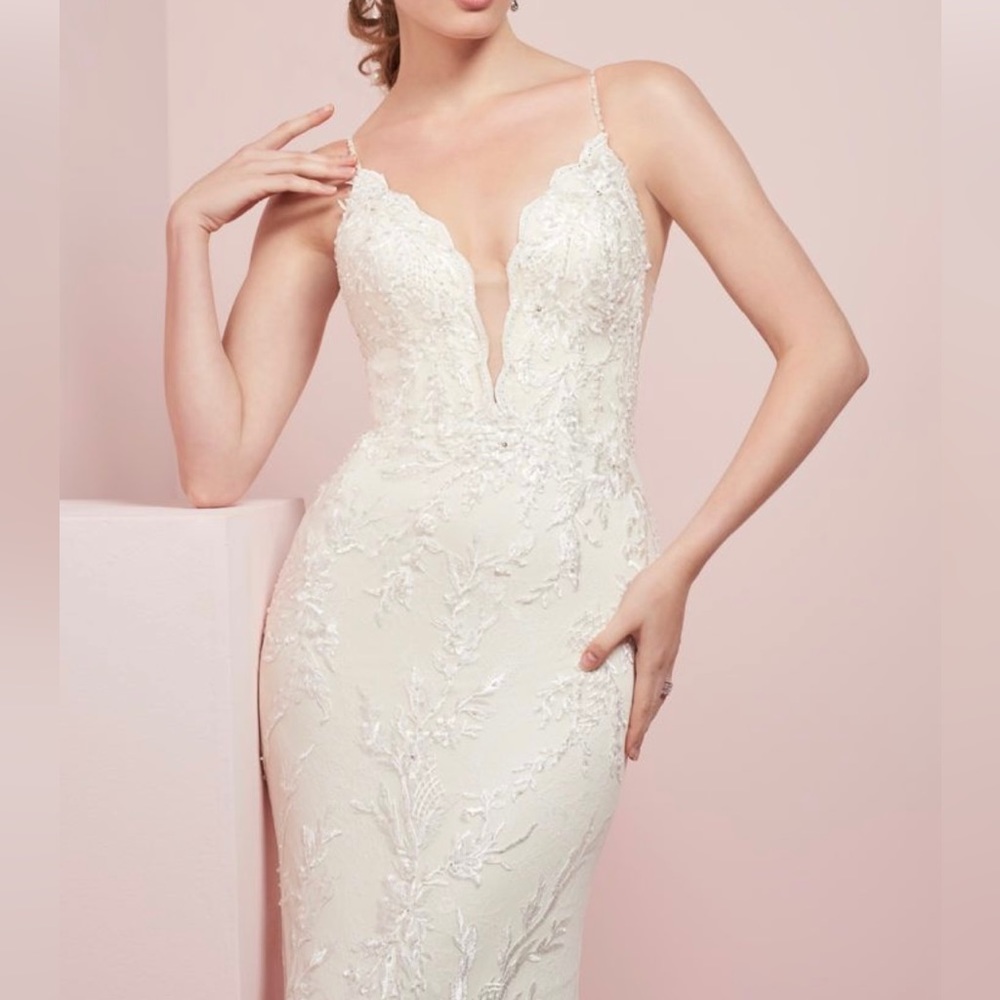 MOTIVATED TO SELL - Wedding dress and veil - Picture 3 of 7